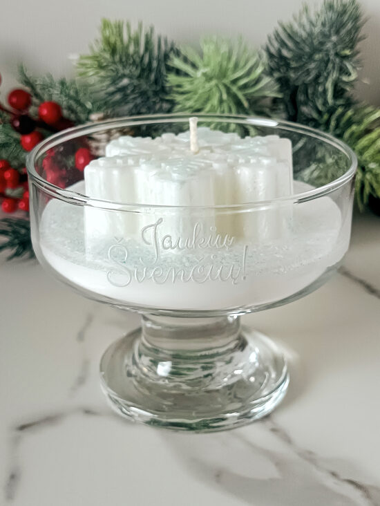 Kalėdinė žvakė „Jaukių švenčių“ su snaige – Spanguolės, Medis ir Vanilė